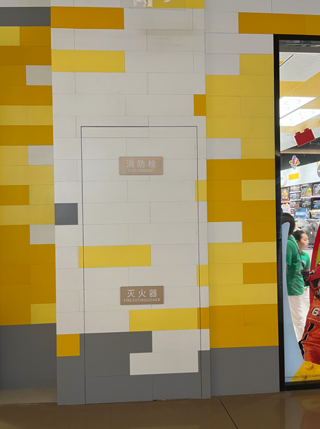 南昌武商MALL消防不到位 大量易燃货物堆在人防工程区域