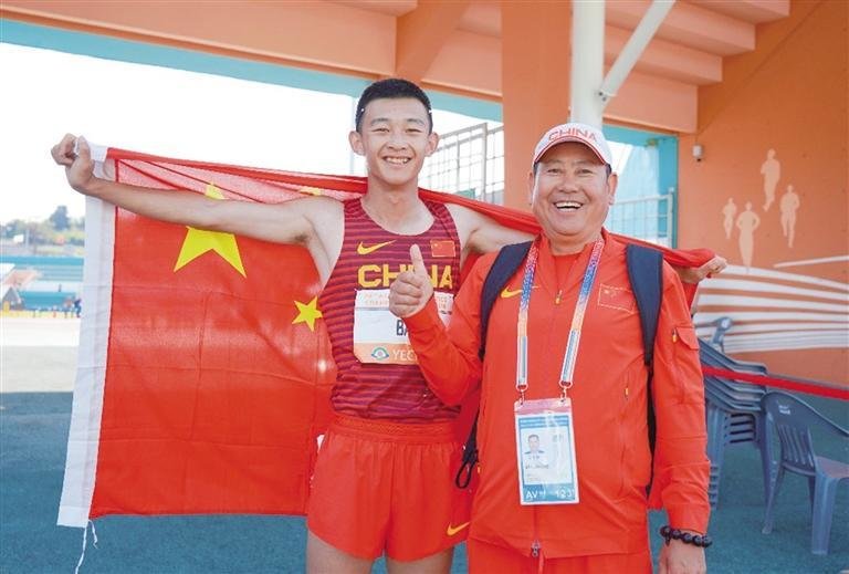 保兴祖与恩师牟继荣赛后合影