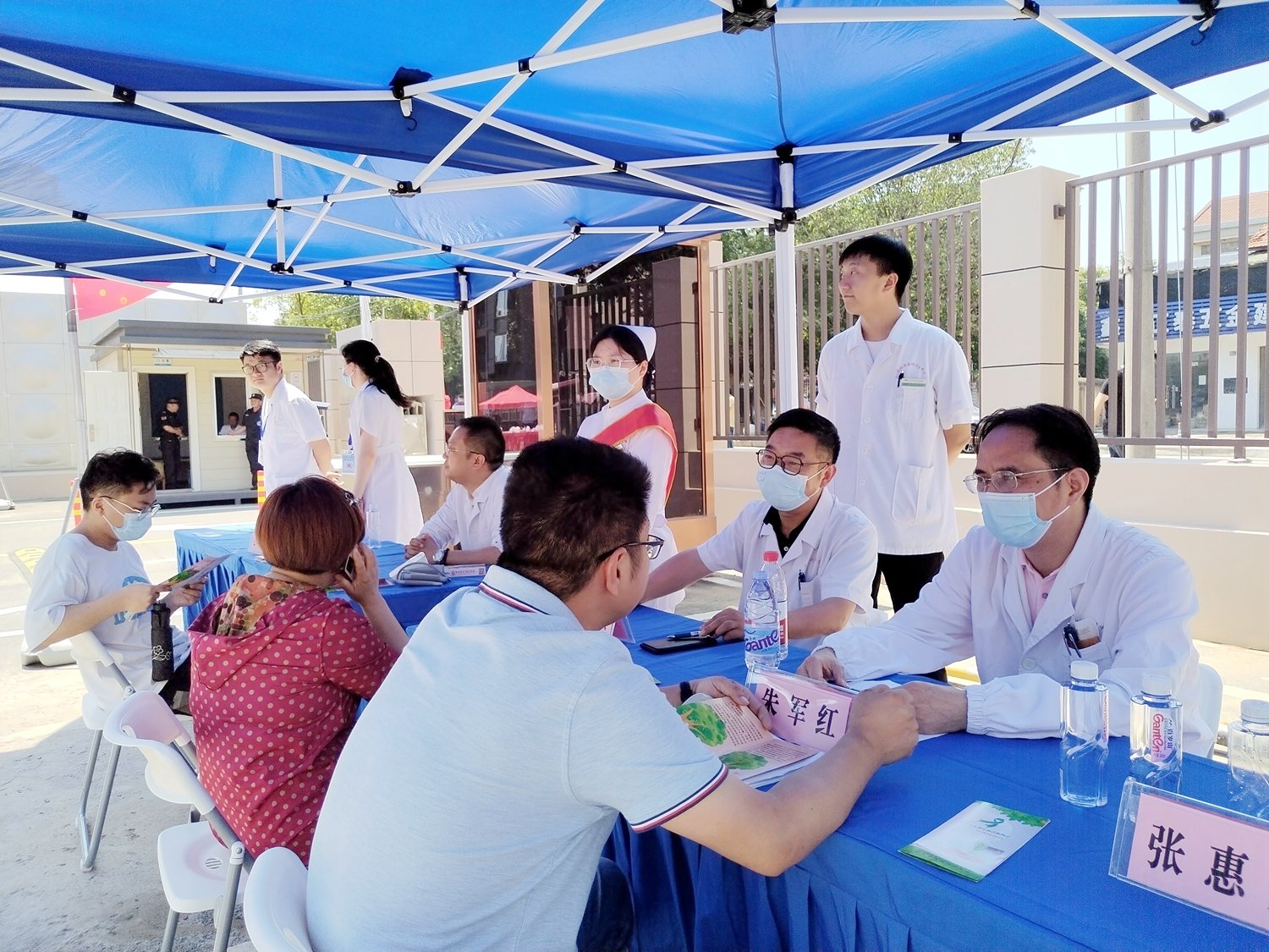 图为东西湖院区开诊当天的心理健康义诊活动