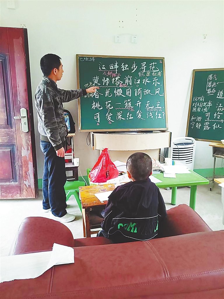 小雨泽在教室上课。