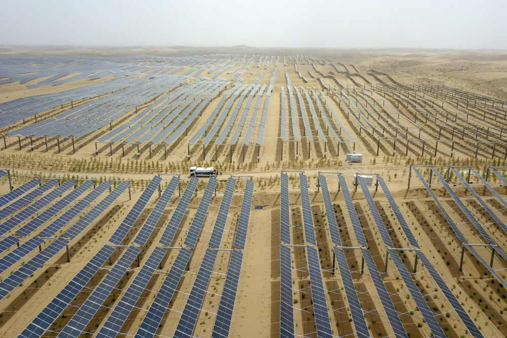 这是6月1日拍摄的武威市凉州区九墩滩光伏治沙示范园区（无人机照片）