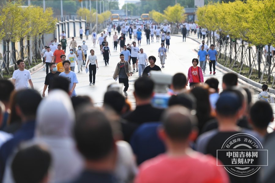 6月7日下午5点，高考首日考试结束，雨过天晴，在长春二实验考点，家长们热情迎接考生出场