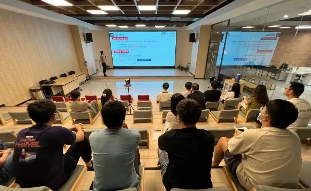 邀请咨询师对科创企业进行专利知识普及。