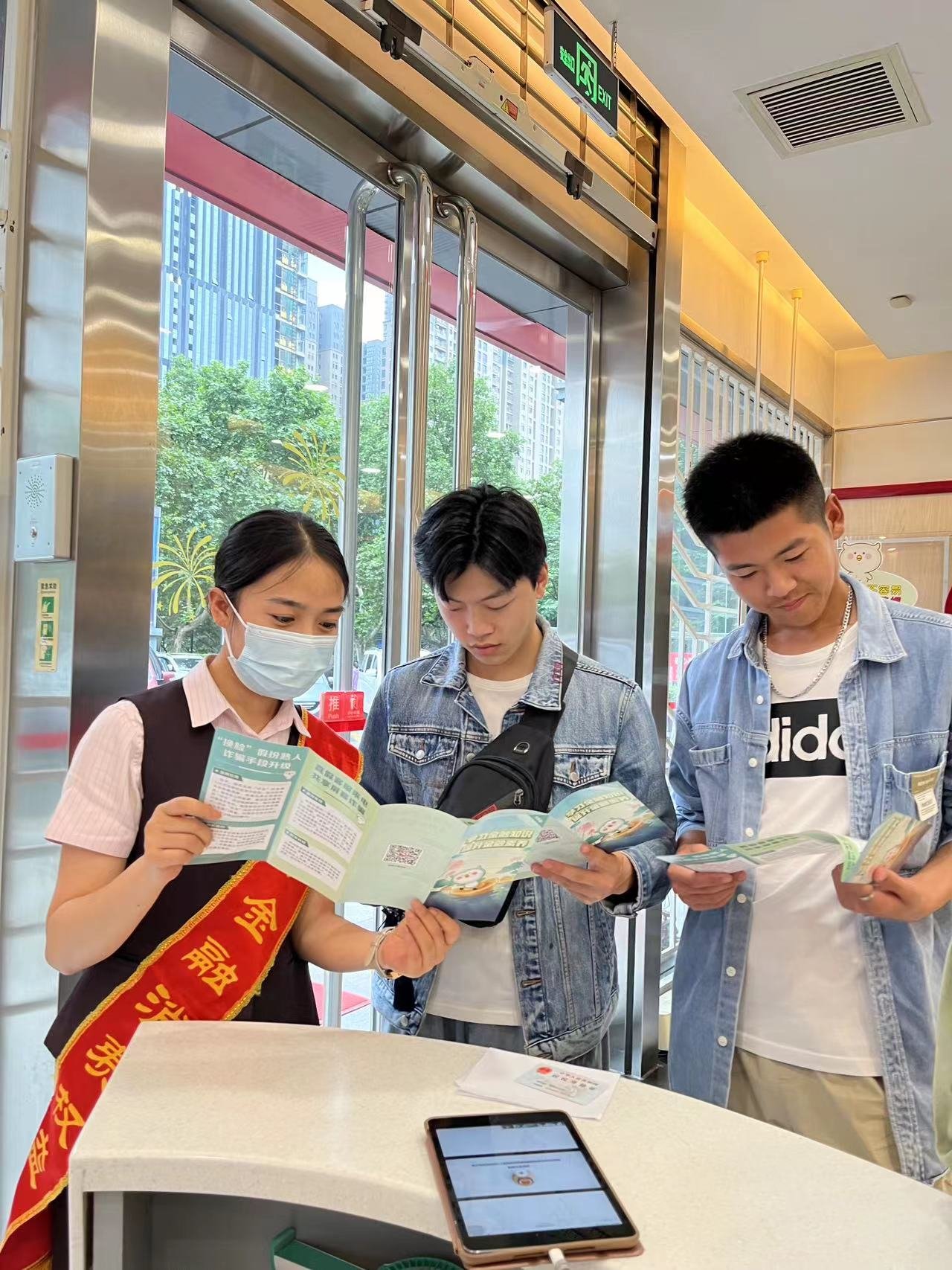 招商银行南大街支行、北大街支行、大庆路支行积极开展金融知识普及宣传活动