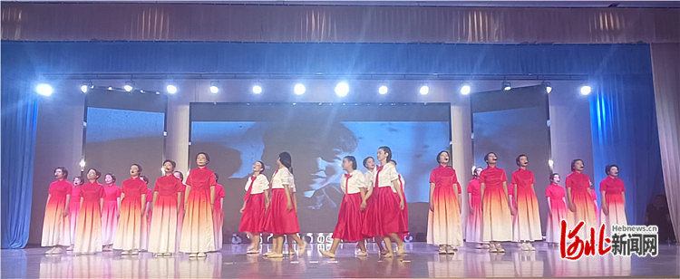 图为演出现场。
