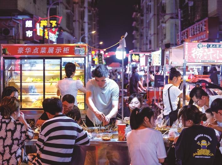 图为城西夜市,人头攒动,烟火气满满。章帝 摄