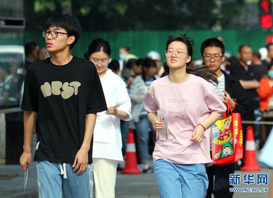 6月7日，河南省南阳市第二十一学校考点，考生在走进考场。高嵩 摄