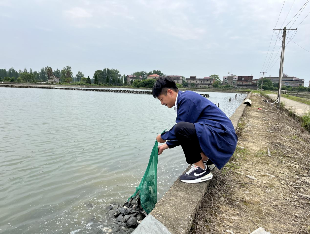 进贤90后甲鱼“专家”姜峰