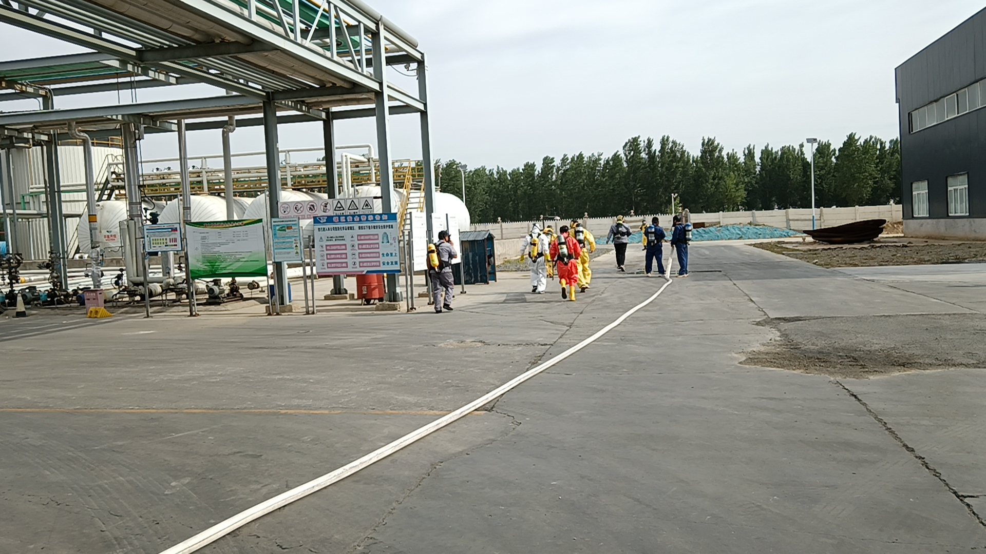 宁晋县开展盐化工园区应急救援队处置危化品泄漏事故应急拉练活动