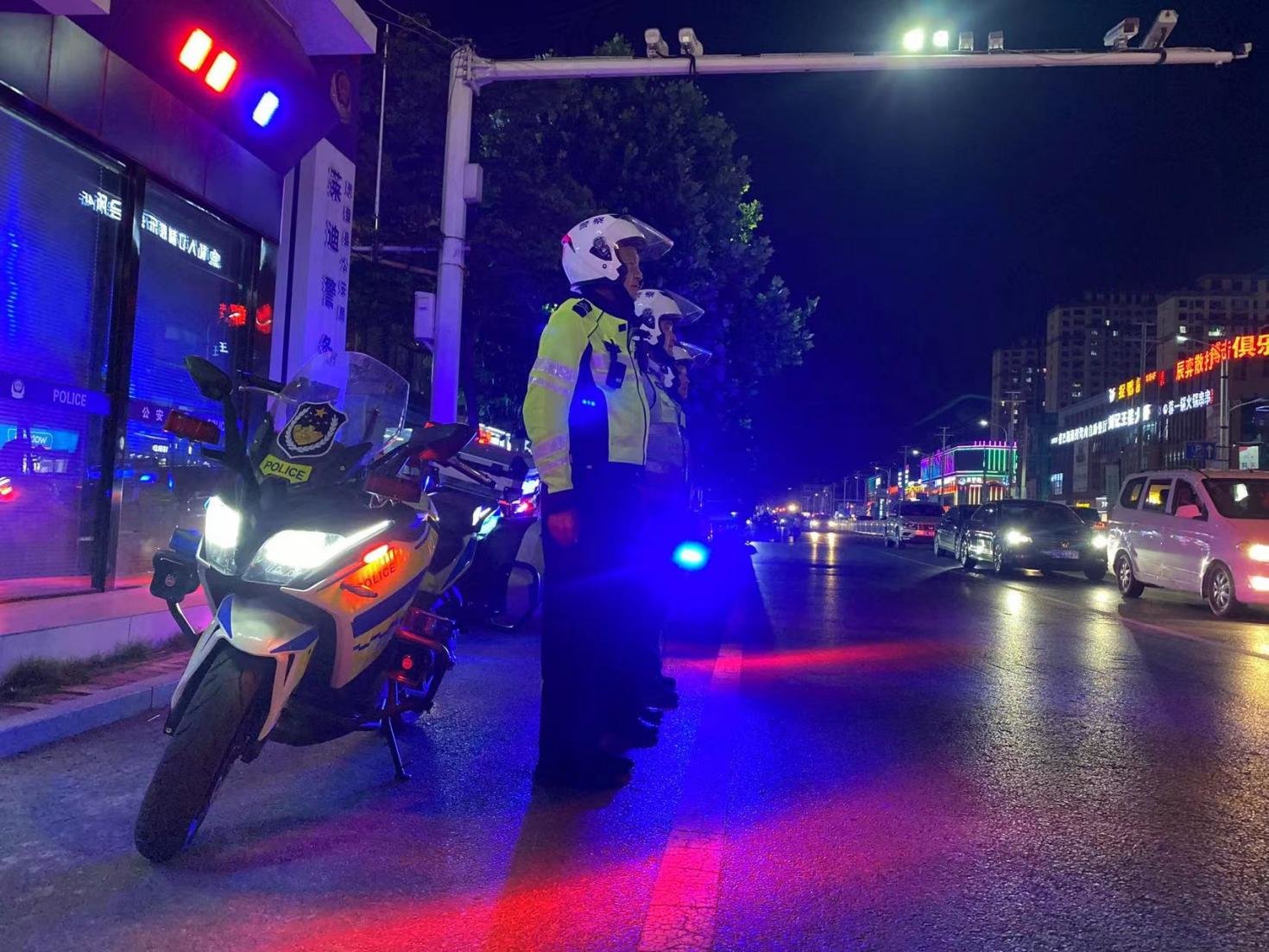 图为6月7日晚23时15分灵璧县灵城交警中队开展城区夜间巡查，以确保夜间道路通畅