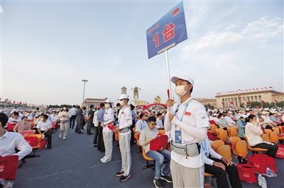 2021年7月1日，庆祝中国共产党成立100周年大会,志愿者引导各界代表入场。侯少卿 摄