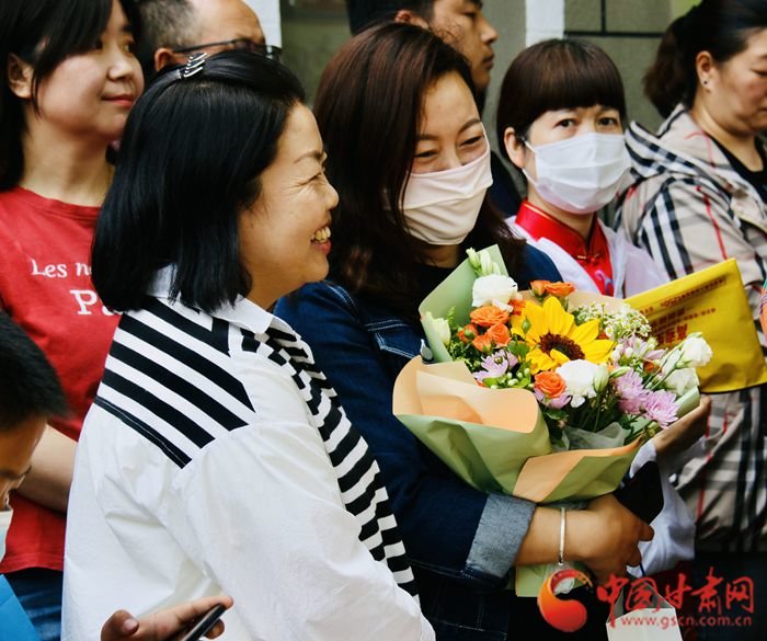 家长手捧鲜花迎接考生