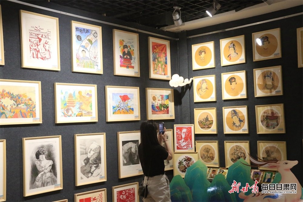 观众参观成果展