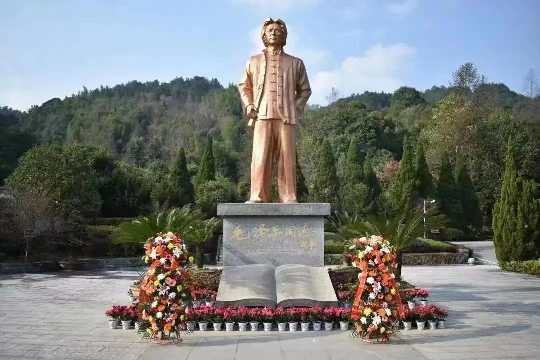 毛泽东同志雕像。 巢瑞隆/摄
