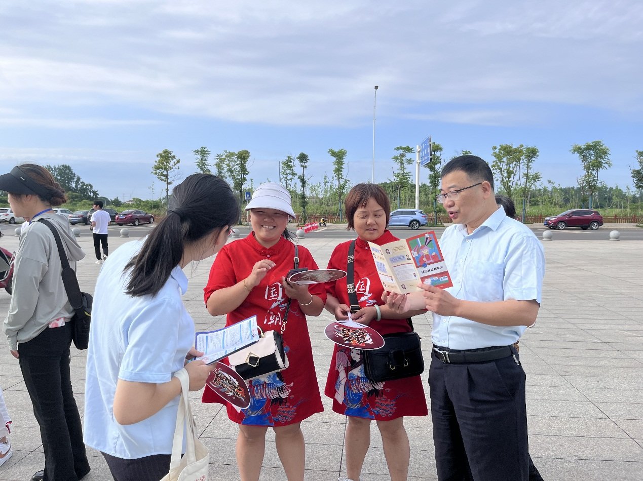 志愿者为候考家长宣讲金融防诈骗知识
