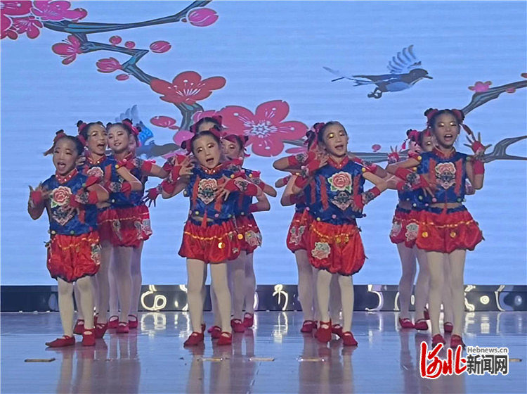 图为演出现场。