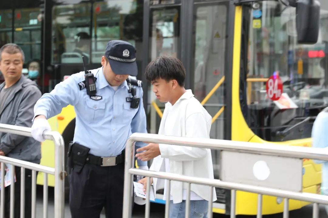 天水市第一中学考点第一考执勤民警打开护栏通道为考生进入考点提供方便