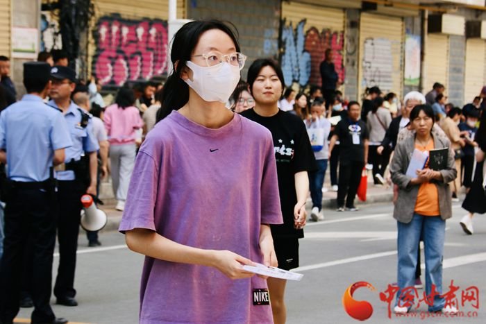 考生信心满满走向考场