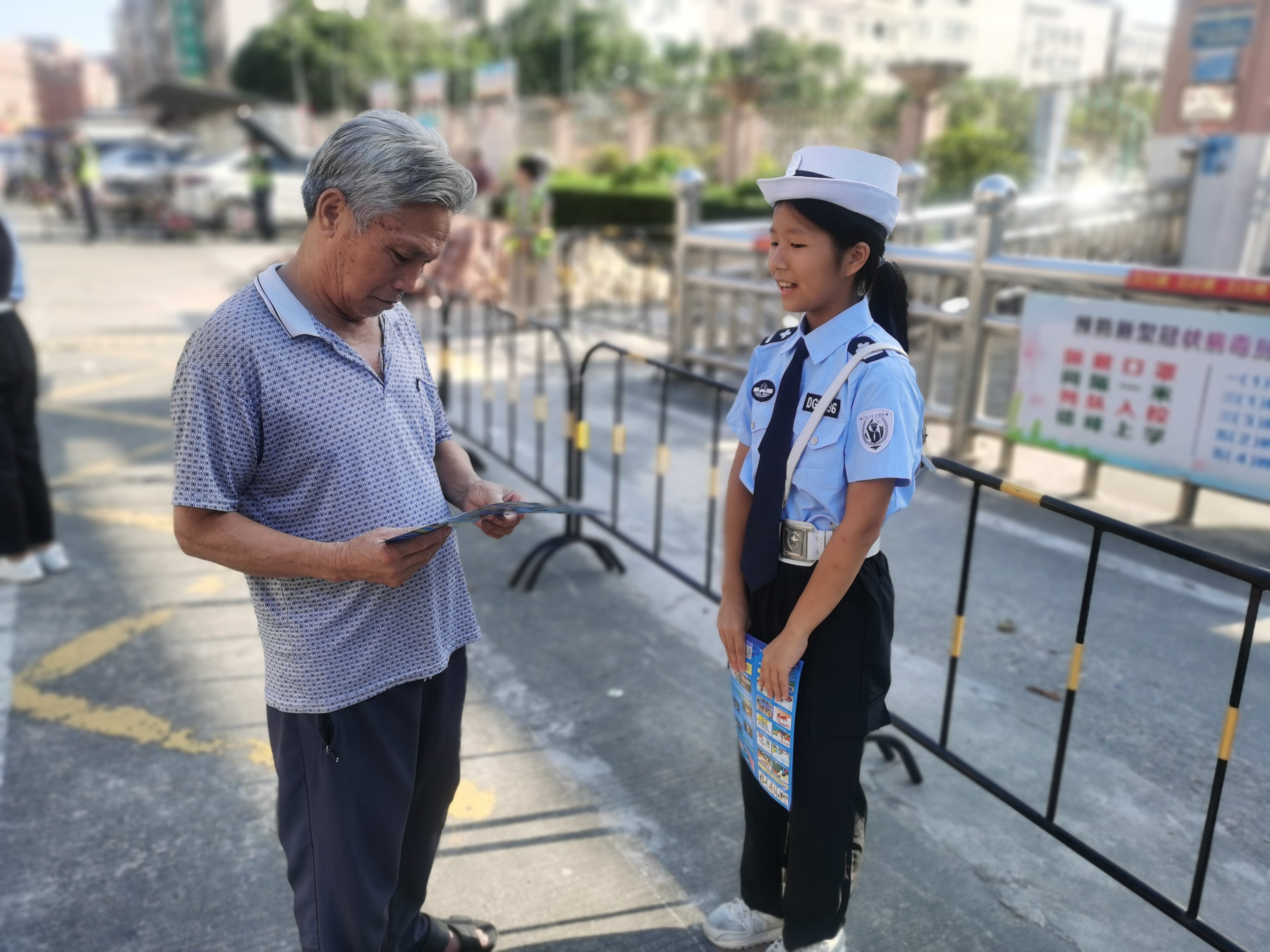 东莞交警大朗大队走进辖区鸣凤小学开展交通安全进校园活动