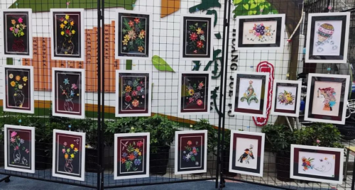 展区,孩子们以"衍"绎精彩,"纸"有快乐为主题,将衍纸艺术融入创作之中