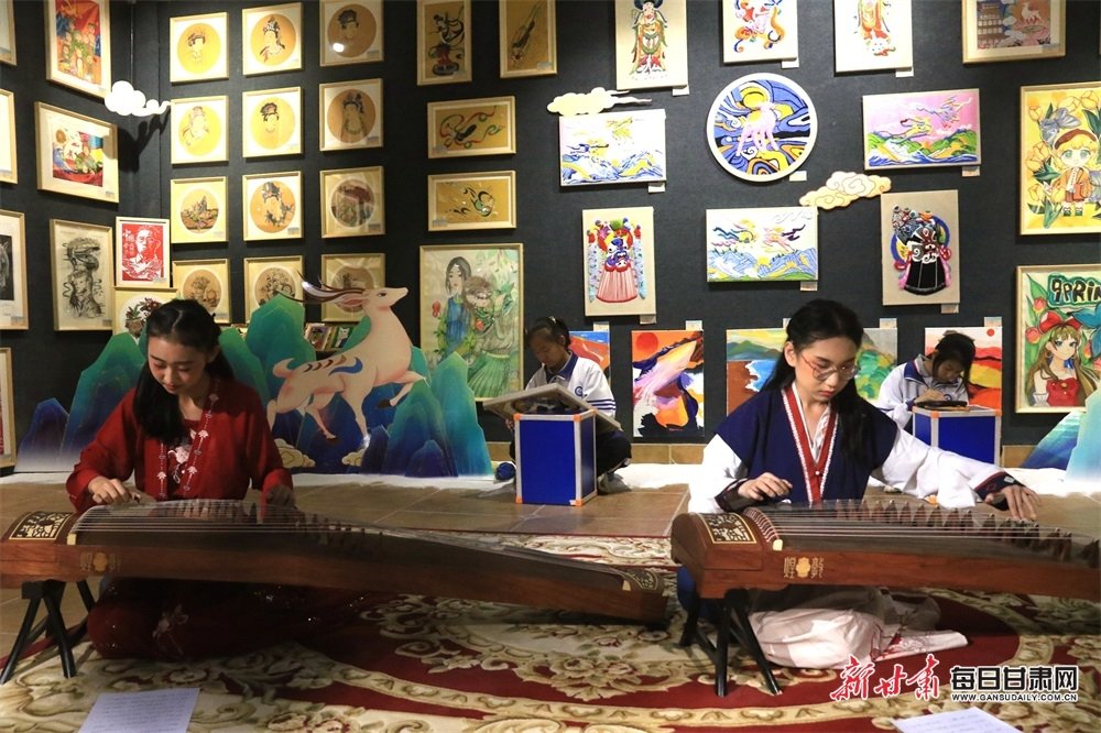 学生进行古筝表演