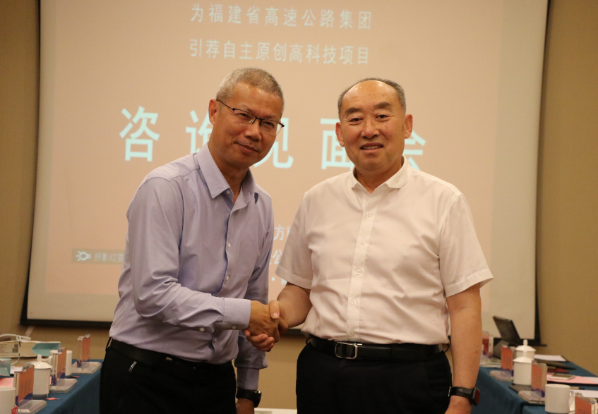 宋怀谦会长向福建高速公路集团安全总监赵维裕赠送《山东人的酒文化》作品