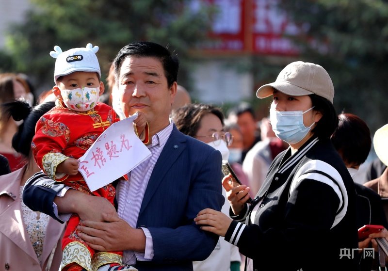 6月7日,甘肃省张掖市民乐县第一中学考点外,送考家长和孩子为考生加油。(央广网发 王晓泾 摄)