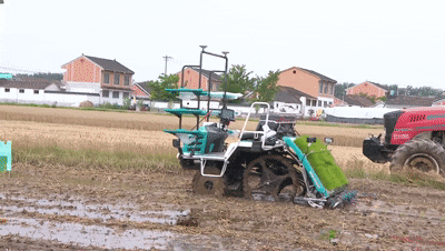 沛县田间用上“黑科技” 农机无人驾驶自动作业