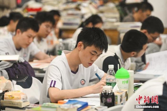 资料图：重庆十一中高三年级的教室里，学生正在专注复习。 何蓬磊 摄