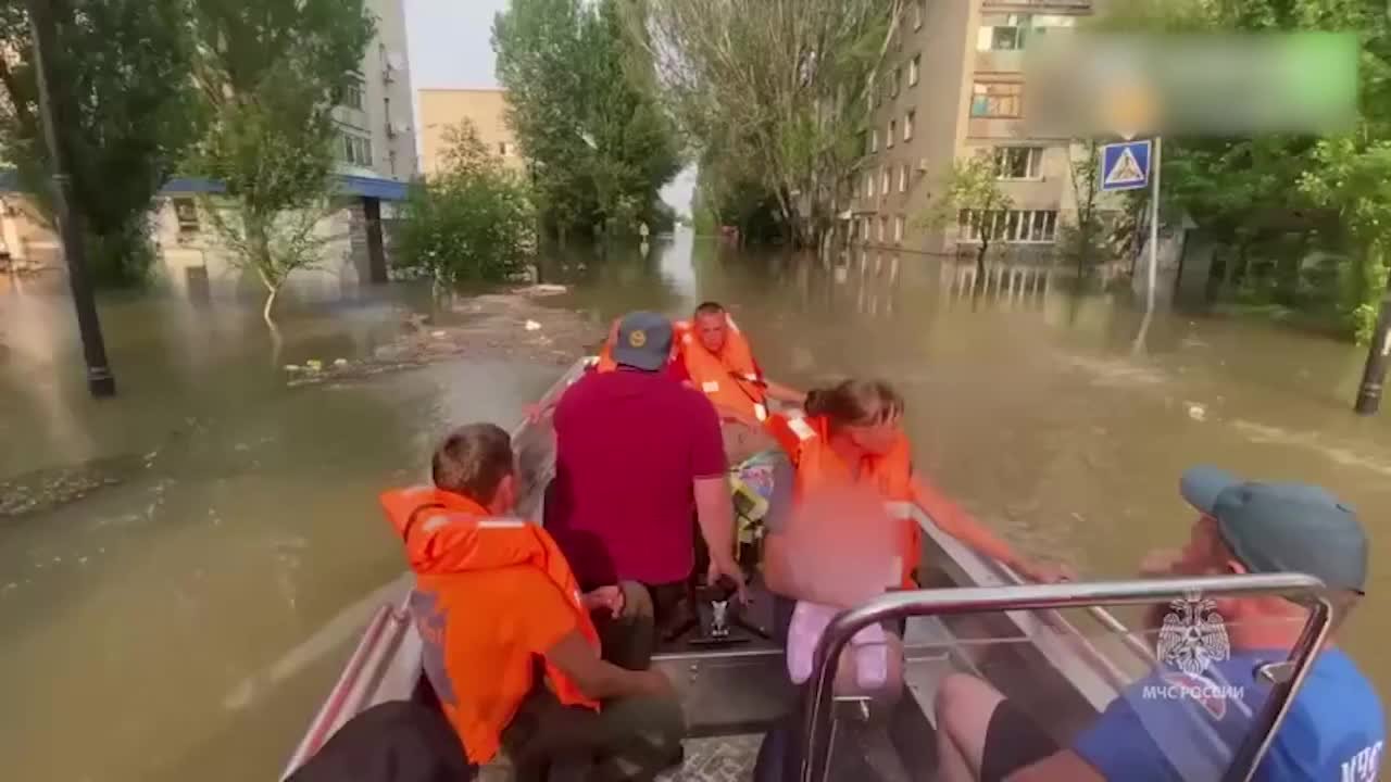 卡霍夫卡水电站遭袭，多处房屋设施被淹没