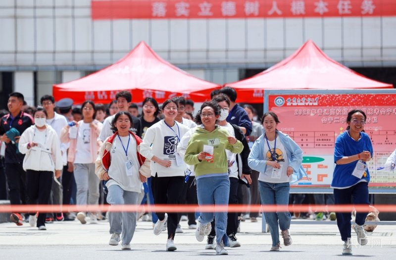 6月7日,甘肃省白银市会宁二中考点,首场考试结束后,考生们面带笑容,奋力跑出考场。(央广网发 陈坤 摄)
