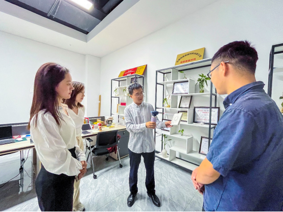 张旭晨(中间)展示保温材料耐受高温功能