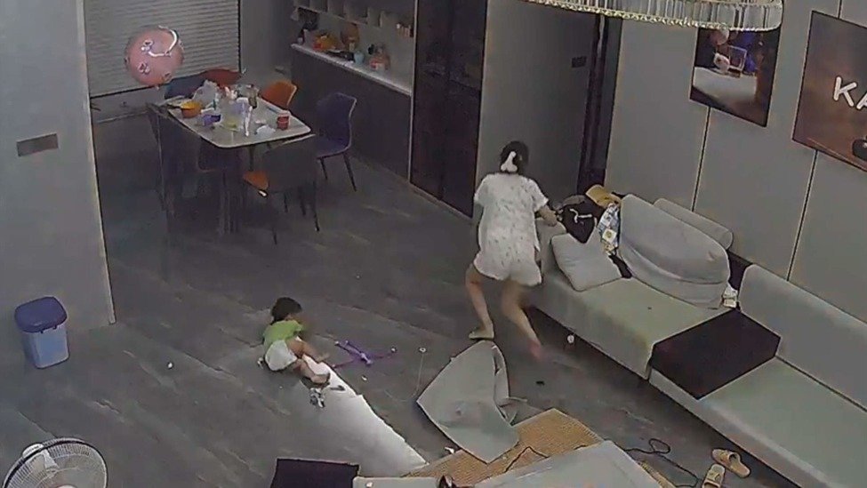 孩子玩氢气球碰到吹风机，气球瞬间爆炸，妈妈烧伤后跑开遭网暴