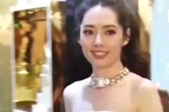 郭碧婷穿衣风格向太化！裙子6万多妈味十足，可继承上亿珠宝