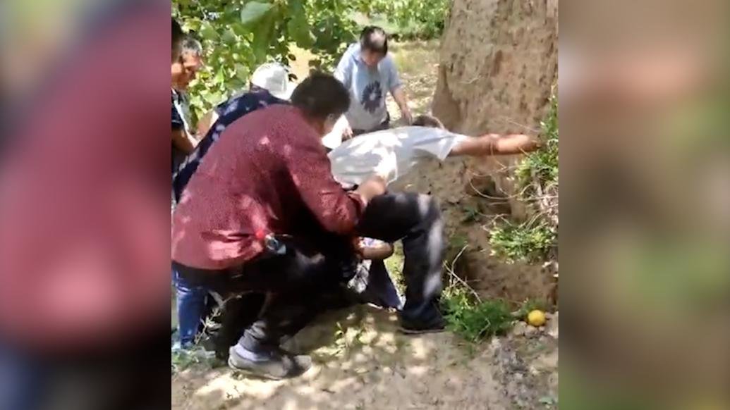 男子不慎掉枯井，四五个村民齐伸手救援_凤凰网视频_凤凰网