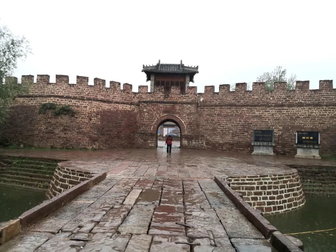 近日,记者来到临沣寨,只见清澈的外寨河环寨而流,高大、雄伟的赭红色寨墙弯弯曲曲,如同河中一条乘风破浪的船。