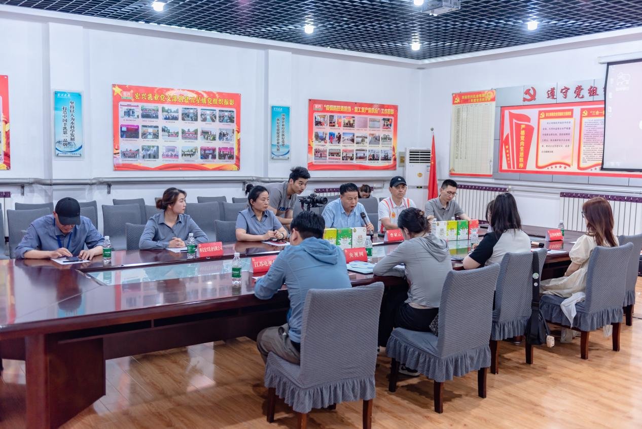 （图片说明：媒体记者与曹斌云教授、冠羚羊行负责人、西安宏兴乳业相关技术人员等座谈）