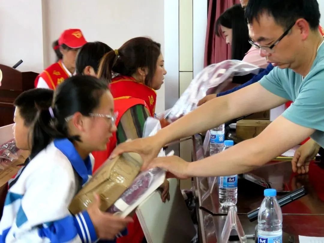 发放爱心大礼包