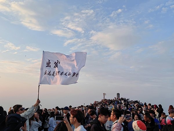 ▲萍乡武功山景区迎来大批高中毕业生。 李蕾 图