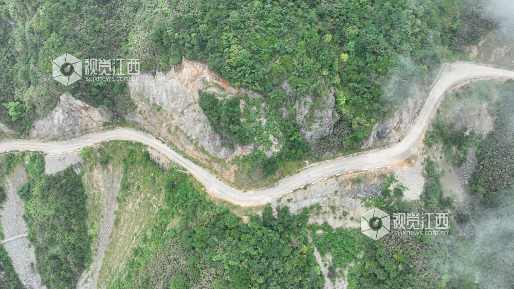 航拍横峰米头尖崎岖山路。
