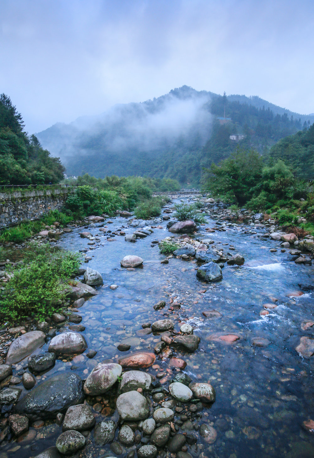 牯牛降景區,山頂雲霧飄渺,山下清泉叮咚. 視覺中國 圖