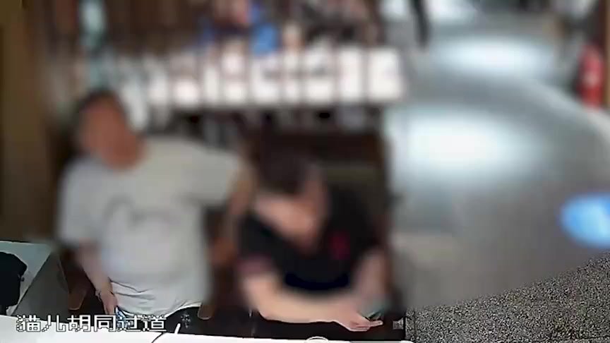 牡丹江警方通报“男子烧烤店用签子猛刺同桌食客”：两人为多年朋友，打人者被刑拘
