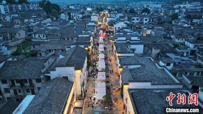 千年古城安徽黟县非遗夜市鸣锣迎客_凤凰网
