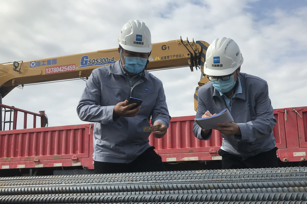 河钢技术服务人员在雄安新区建设项目现场提供全方位保障。图为河钢技术服务现场。（河钢供图）