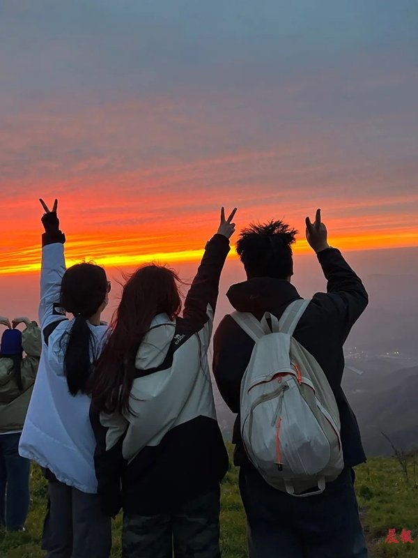 ▲高考之后，不少高中毕业生结伴游览省内景区。 萍乡武功山景区供图