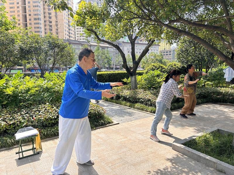 雷师傅（着蓝衣者）在和大家一起健身