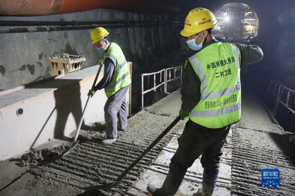 6月15日,中國鐵建大橋局工人在西延高鐵北村隧道施工作業.