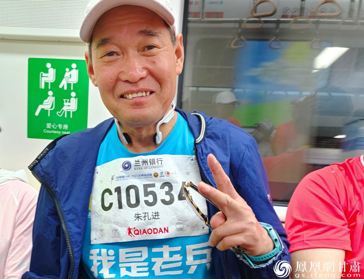 60岁的朱孔进热心公益,是全国各大马拉松赛事的常客。陈子怡 摄