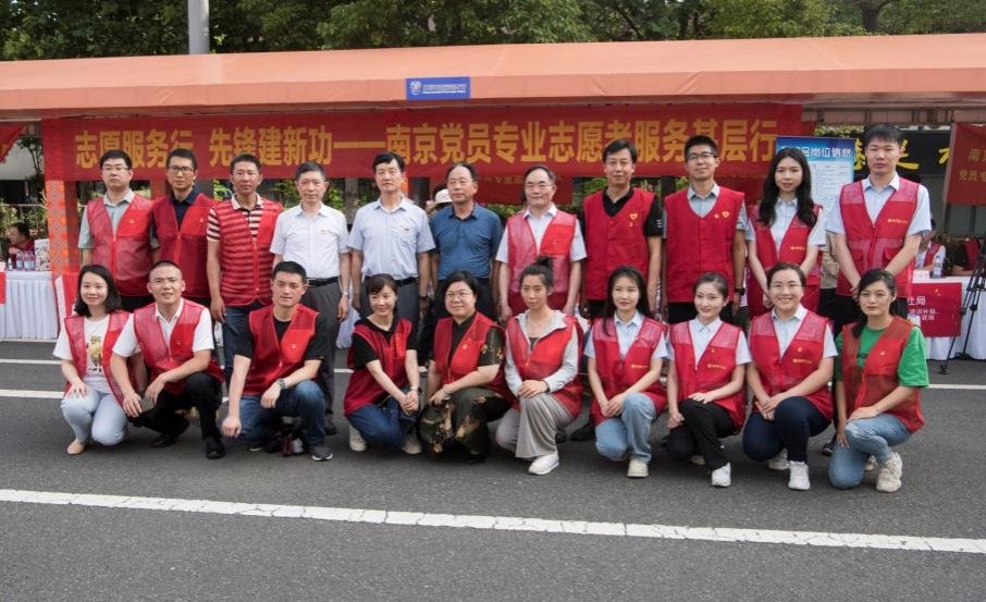 志愿者留个影。