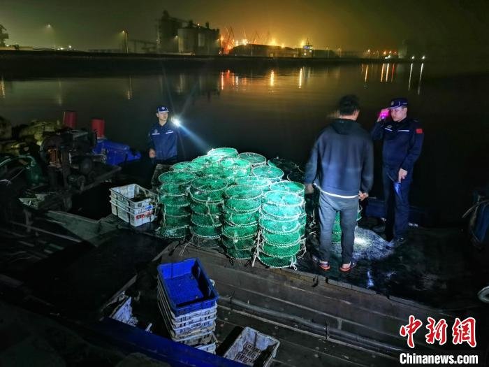 海警执法员进行夜间执法检查。　马博 摄
